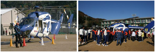 防災ヘリを興味深く見学する様子