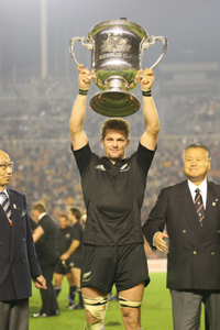 &copy2009,JRFU　リッチー・マコウ主将（NZ）の手によって高々と掲げられたブレディスローカップ