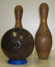 木製のボウリング球とピン