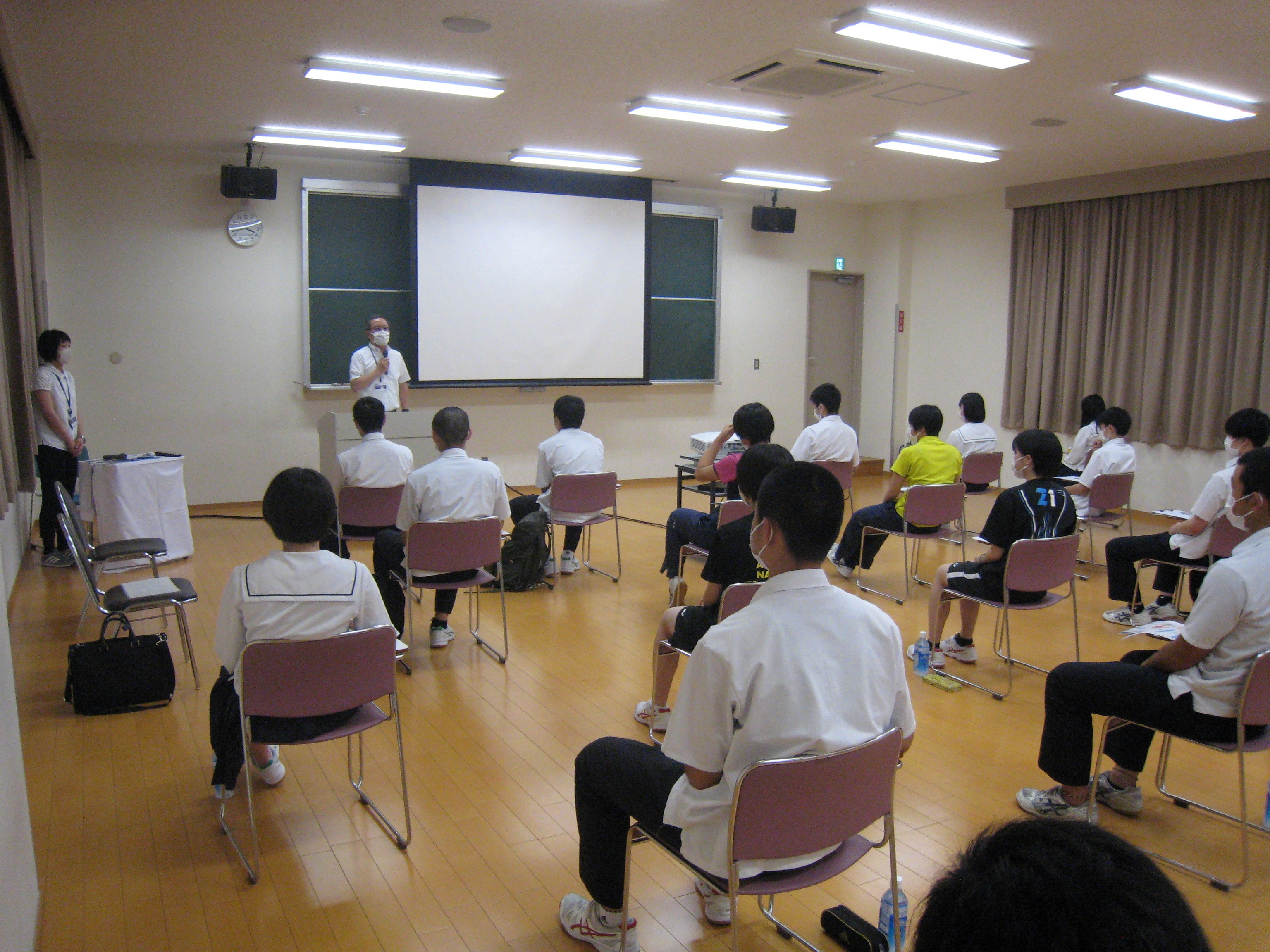 熱中症予防研修会において、校長が研修会の趣旨について説明している写真