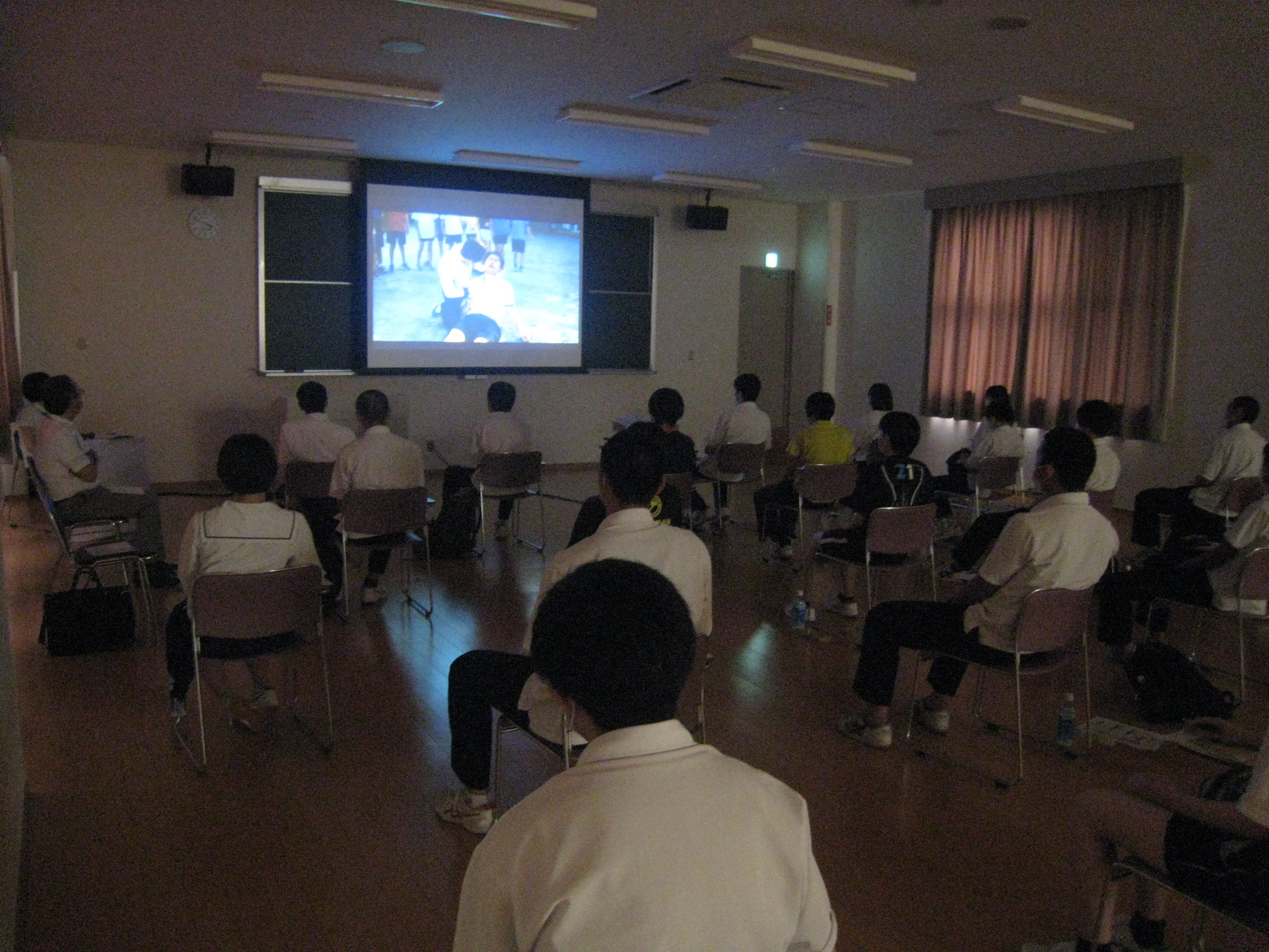 熱中症予防研修会において、映像資料（ＤＶＤ）「熱中症を予防しよう－知って防ごう熱中症－」を視聴している写真
