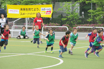 北澤豪 親子フットサルクリニックの様子