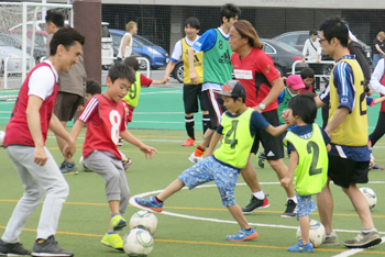 北澤豪 親子フットサルクリニックの様子