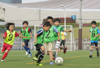 北澤豪 親子フットサルクリニックの様子