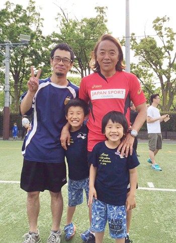 親子と記念写真をとる北澤さん