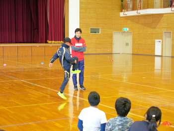 指導をする朝原さんの写真