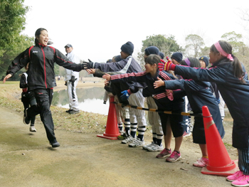 タッチする田中さん
