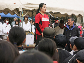 挨拶する田中さん