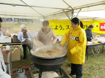 大きな鍋を囲む田中さん