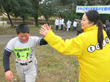 ハイタッチする田中さん