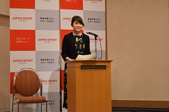 司会を始める岡崎さん