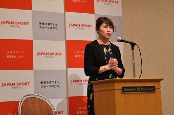 クロージングをする岡崎さん