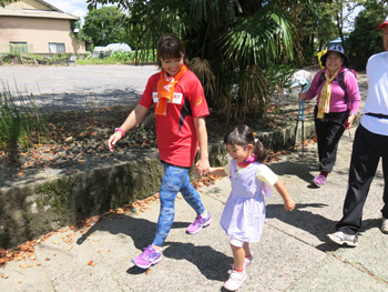 大阿蘇元気ウオークの様子　子供と歩く岡崎さん