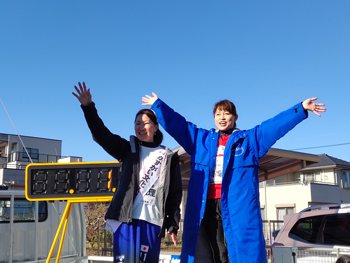 挨拶する岡崎さんと平井さん