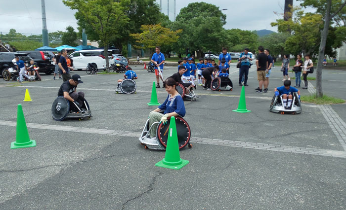 参加者が車いすで障害物をよける様子