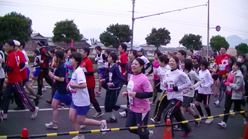 多くのランナーとともに走る谷本さん