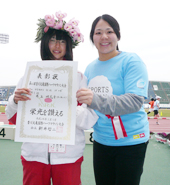 中学生女子の部、優勝者と谷本さん