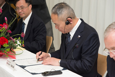 picture of MoU signing (no.1)