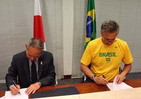 picture describing that the two parties signed a Memorandum of Understanding