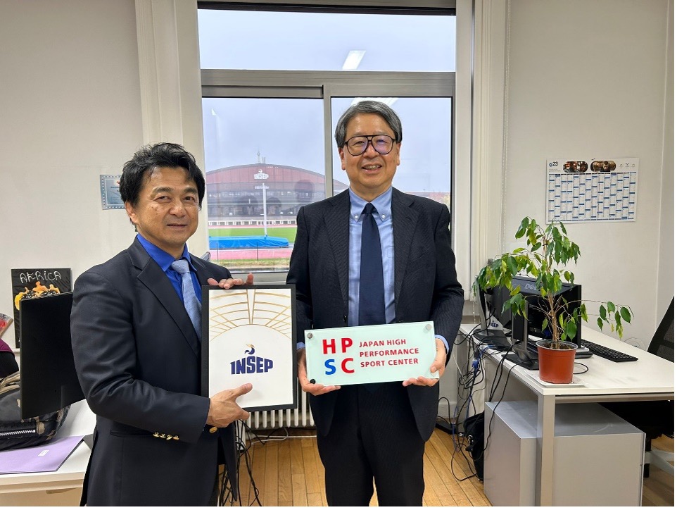 INSEP内JSCワークスペースにて-JSC芦立理事長(右)HPSC久木留センター長(左)