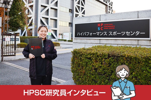 HPSCの正門の前で撮った大伴茉奈さんの写真