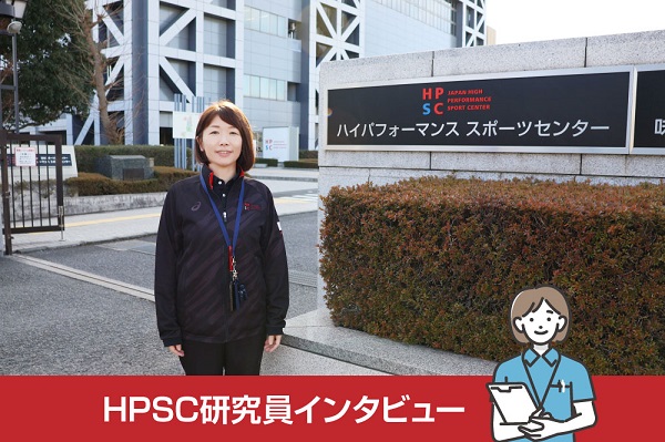 HPSCの正門の前で撮った中村真理子さんの写真