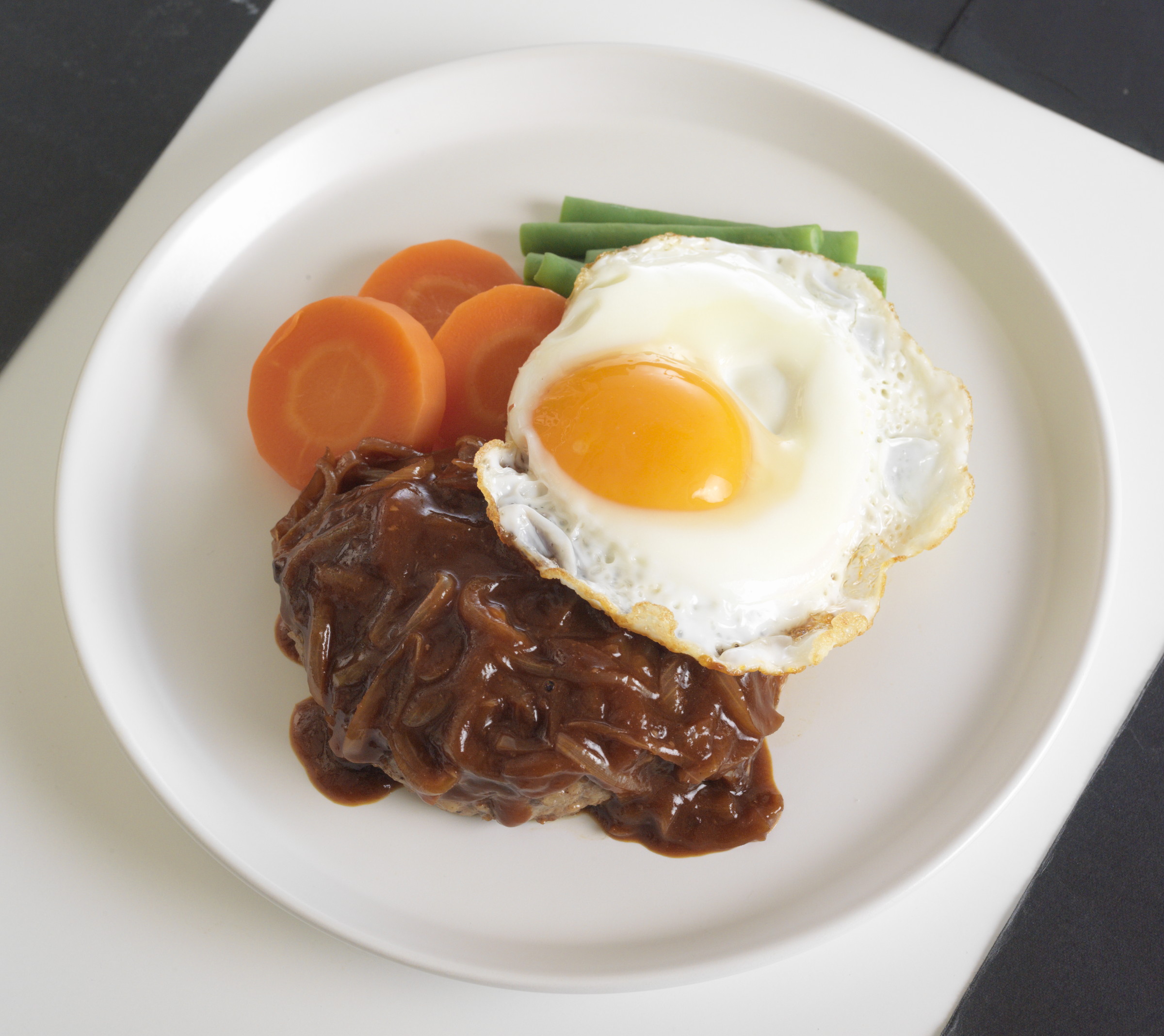 ハンバーグ・目玉焼き添えの画像