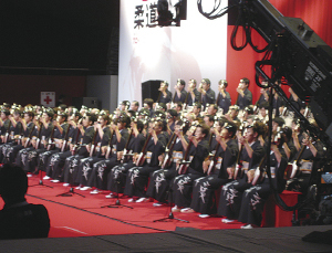 小山会「100人三味線」(写真提供:全日本柔道連盟)