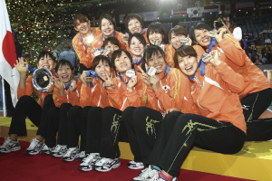 11月14日の表彰式にて銅メダルを獲得した日本チーム