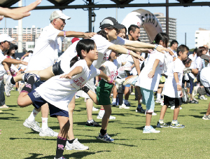 準備体操をする子供たち