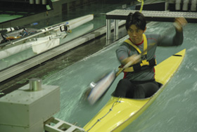 一瞬の油断で艇の安定性を損なうため、極限の集中力が求められるカヌー練習