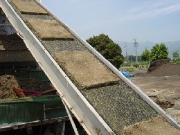 ベルトコンベアへ乗せる