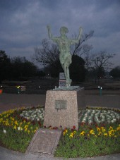 人見の銅像（岡山県総合グラウンド）