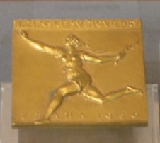 第3回国際女子競技大会金メダル（走幅跳）（当館所蔵・上記特別展にて展示）