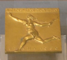 第3回国際女子競技大会金メダル(走幅跳)(当館所蔵・上記特別展にて展示)