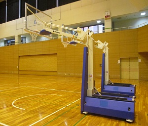 甚目寺総合体育館移動式バスケットゴールの様子