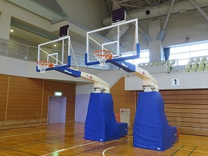 小千谷市総合体育館移動式バスケットゴールの様子